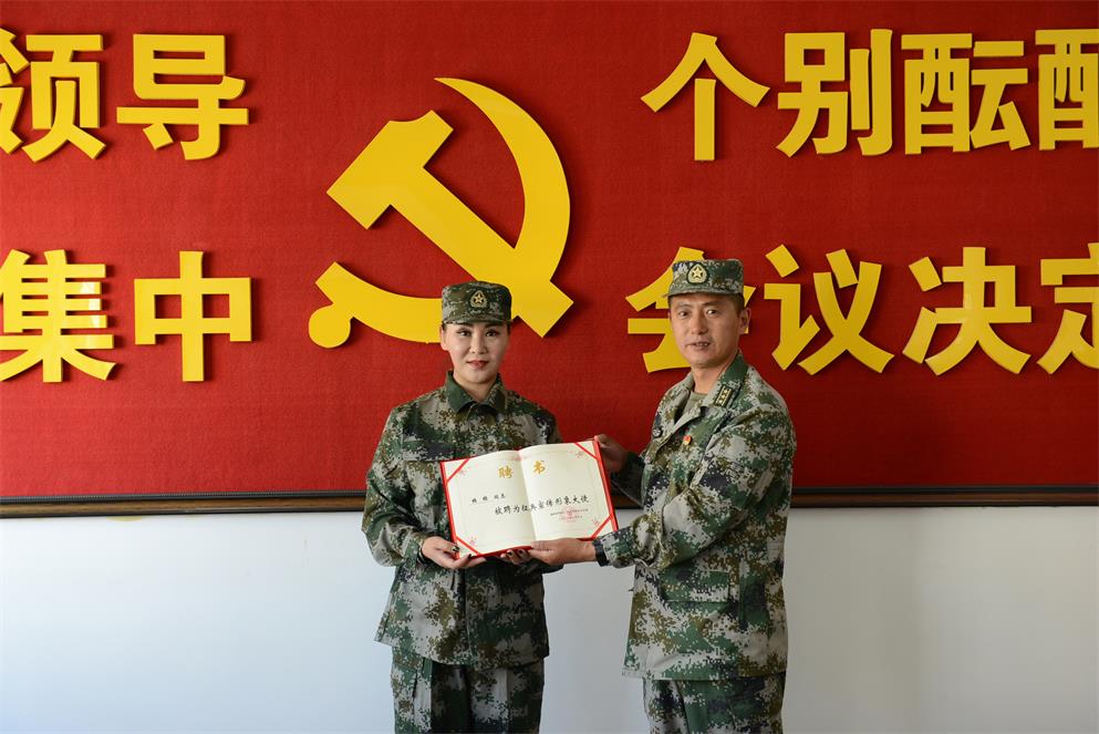 09460fcb1b445b4bceb8f34f63e2e8a.jpg 中国国际新闻杂志社音乐传播院副院长、歌手格格被聘为锡林浩特征兵宣传形象大使