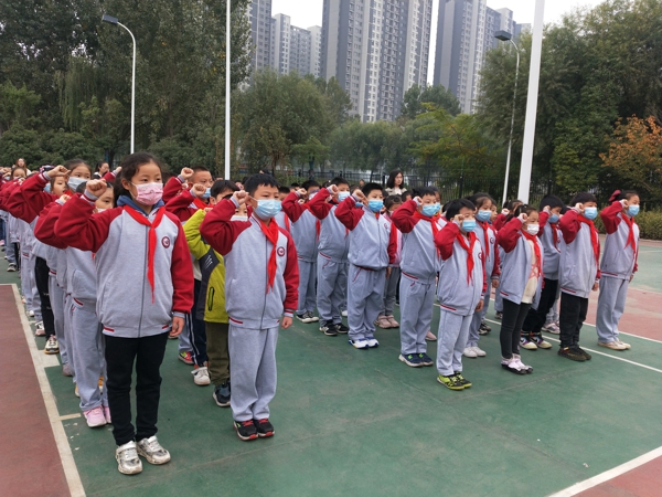 勤俭节约 从我做起——郑州市管城回族区紫东路小学举行“世界勤俭日”主题升旗仪式
