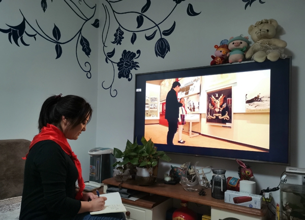 郑州管城区南学街小学组织中队辅导员和少先队员观看“致敬抗美援朝”主题云队课
