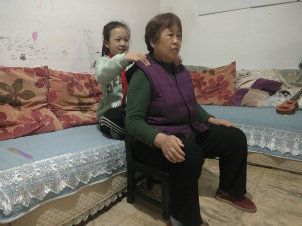 郑州管城区南关小学开展 “九九话重阳 百善孝为先”活动