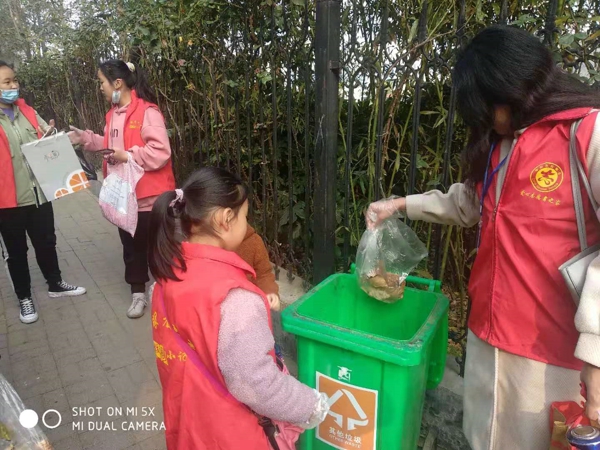 南关小学少先队员携手志愿者,为文明郑州助力添彩
