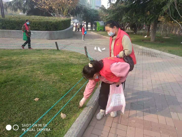 南关小学少先队员携手志愿者,为文明郑州助力添彩