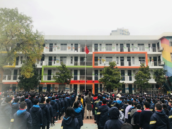 郑州管城区南关小学开展 “学会感恩 与爱同行”主题升旗仪式