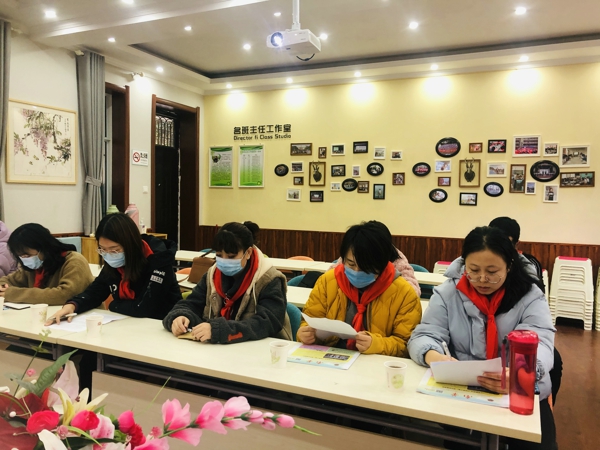 郑州市方楠少先队名师工作室开展学习贯彻党的十九届五中全会精神座谈会