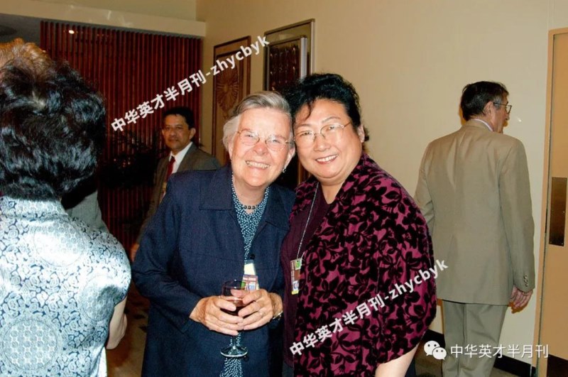 4龚巧玉院士与时任联合国大会执行主席在联合国成立60周年大会上.jpg 4龚巧玉院士与时任联合国大会执行主席在联合国成立60周年大会上.jpg
