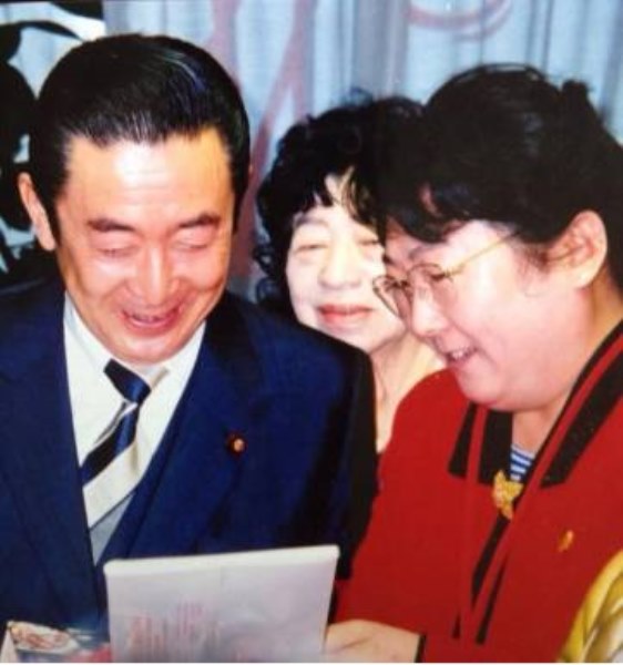 15龚巧玉女士受日本首相桥本龙太郎的热情接待 2001 年.jpg 15龚巧玉女士受日本首相桥本龙太郎的热情接待 2001 年.jpg