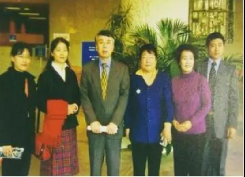 16联合国 2002 年 龚巧玉女士和代表团成员在日内瓦和劳工组织刘官员留念.jpg 16联合国 2002 年 龚巧玉女士和代表团成员在日内瓦和劳工组织刘官员留念.jpg