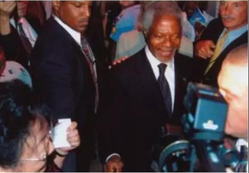 18联合国总部 2005 年 龚巧玉女士在纽约同安南秘书长亲切交谈.jpg 18联合国总部 2005 年 龚巧玉女士在纽约同安南秘书长亲切交谈.jpg