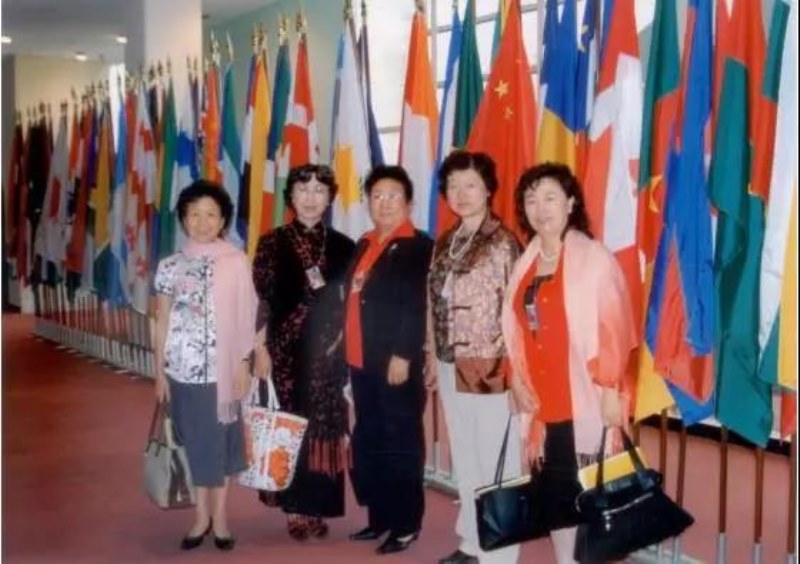 19龚巧玉与中国出席联合六十年大庆的四位女企业家代表在联合国总部 2005 年.jpg 19龚巧玉与中国出席联合六十年大庆的四位女企业家代表在联合国总部 2005 年.jpg