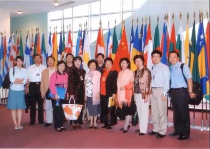 23联合国总部 2005 年 龚巧玉女士与中国代表团参会代表留念.jpg 23联合国总部 2005 年 龚巧玉女士与中国代表团参会代表留念.jpg
