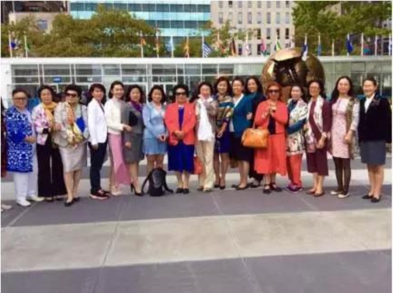 29龚巧玉女士和女企业家代表团在联合国总部 2015 年.jpg 29龚巧玉女士和女企业家代表团在联合国总部 2015 年.jpg
