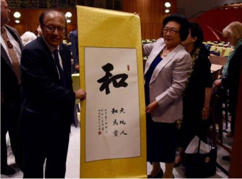 32龚巧玉女士向和平论坛主席阿瓦鲁杜里先生赠送题词 2016 年.jpg 32龚巧玉女士向和平论坛主席阿瓦鲁杜里先生赠送题词 2016 年.jpg